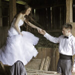 Plener ślubny w stodole